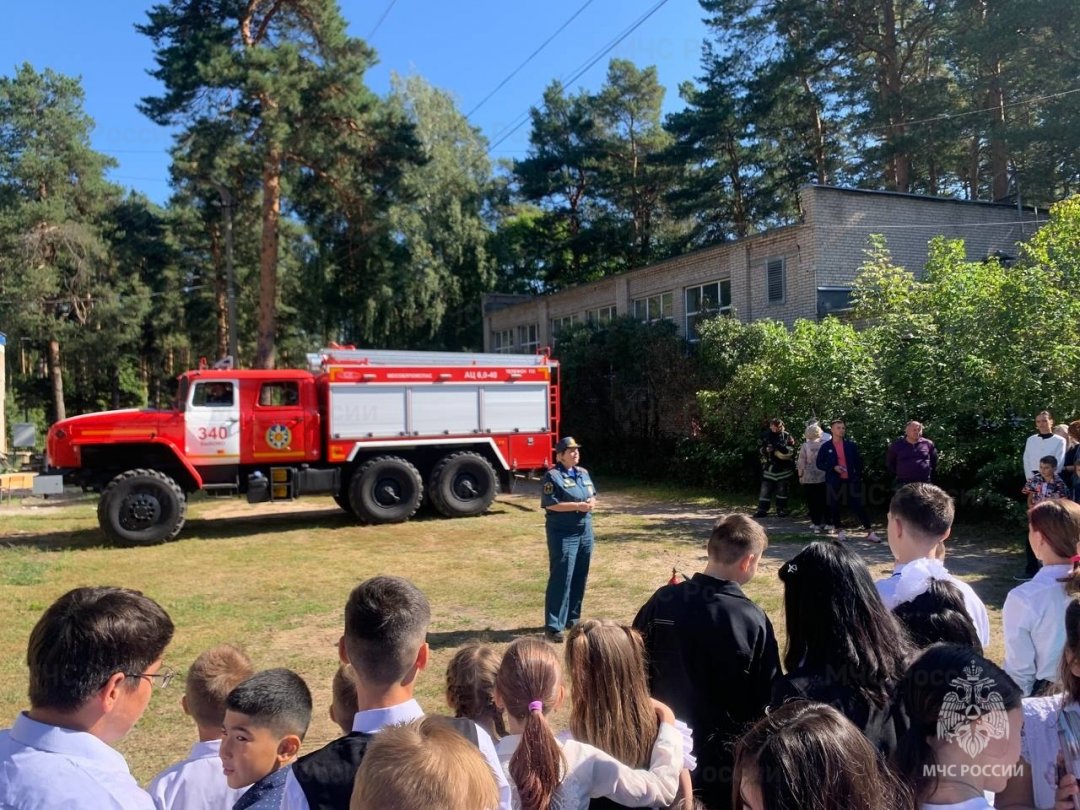 Сотрудники МЧС проводят занятия в школе