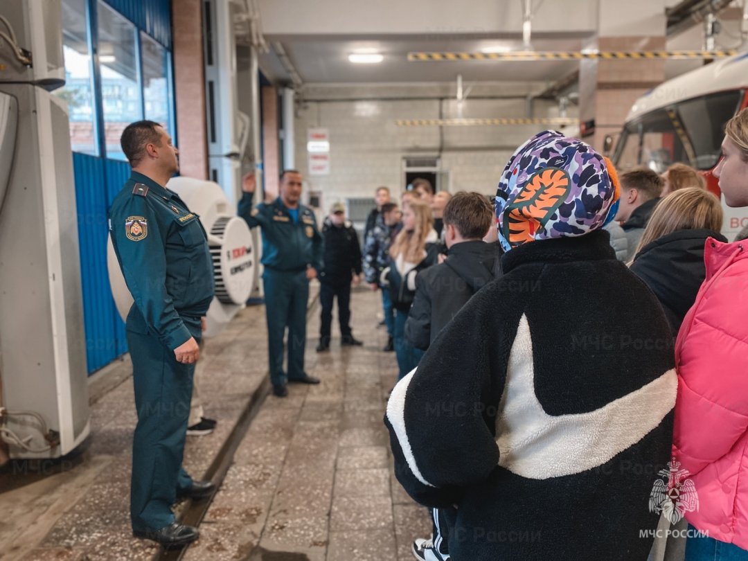 Школьники Воскресенска ознакомились с работой боевого подразделения пожарной охраны